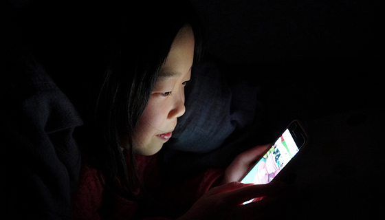 液晶画面は視力に悪い？～子どもの近視のこと～